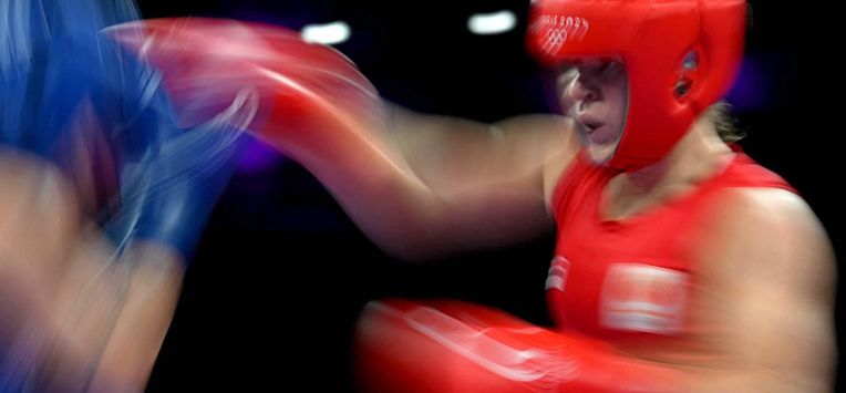 Netherlands' Chelsey Heijnen (in red) punches Brazil's Beatriz Iasmin Soares Ferreira in the women's 60kg quarter-final boxing match during the Paris 2024 Olympic Games at the North Paris Arena, in Villepinte on July 31, 2024. 
MOHD RASFAN / AFP