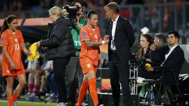 TILBURG - (l-r) Danielle van de Donk of Holland , Sherida Spitse of Holland , Holland  coach Andries Jonker tijdens de Nations League wedstrijd tussen Nederland en Schotland in het Koning Willem II Stadion op 3 juni 2025 in Tilburg, Nederland. ANP BART STOUTJESDIJK