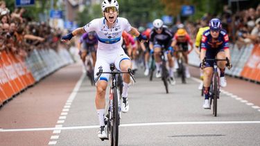 EDE - Lorena Wiebes juicht na het winnen tijdens de Nederlandse kampioenschappen wielrennen bij de vrouwen op de weg. ANP VINCENT JANNINK