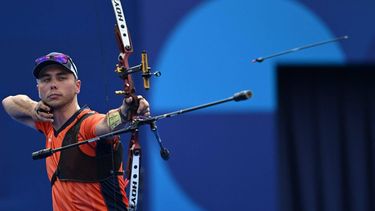 Netherland's Steve Wijler competes during the archery men's individual elimination round during the Paris 2024 Olympic Games at the Esplanade des Invalides in Paris on August 1, 2024. 
Punit PARANJPE / AFP