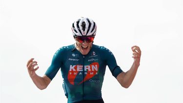 epa11571449 Spanish rider Pablo Castrillo of Team Kern Pharma celebrates winning the twelth stage of the La Vuelta a Espana cycling race over 137.5km from Ourense Termal to Estacion de Montana de Manzaneda, Spain, 29 August 2024.  EPA/JAVIER LIZON