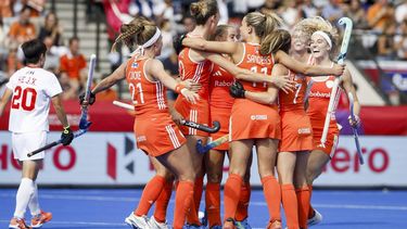 AMSTELVEEN - (l-r) Pien Dicke, Felice Albers, Pien Sanders, Xan de Waard en Yibbi Jansen van Nederland vieren een doelpunt tijdens de wedstrijd op het WK hockey tussen Nederland en China in het Wagener Stadion. BAS CZERWINSKI / ANP