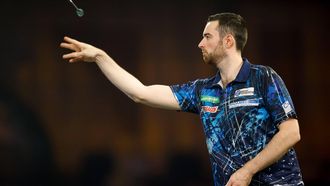 epa11052590 Luke Humphries of the United Kingdom throws during the Paddy Power World Darts Championship at Alexandra Palace in London, Britain, 01 January 2024.  EPA/DAVID CLIFF