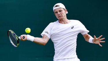epa13078054 Jesper de Jong of the Netherlands in action during his Men's Singles second round match against Joao Fonseca of Brazil at the Wimbledon Championships in London, Britain, 01 July 2026.  EPA/TOLGA AKMEN