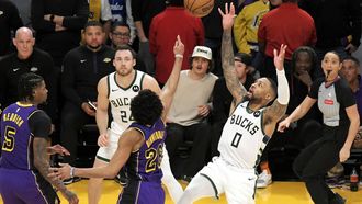 epa11208406 Los Angeles Lakers guard Spencer Dinwiddie (C-L) and Milwaukee Bucks guard Damian Lillard (C-R) fight for the ball during the fourth quarter of the NBA basketball game between the Milwaukee Bucks and the Los Angeles Lakers in Los Angeles, California, USA, 08 March 2024.  EPA/ERICK MADRID SHUTTERSTOCK OUT