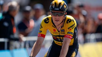 epa10414769 Rohan Dennis of team Jumbo Visma celebrates victory during the Men's Stage 2, Brighton to Victor Harbor of the 2023 Santos Tour Down Under professional road bicycle race in Adelaide, Australia 19 January 2023.  EPA/MATT TURNER AUSTRALIA AND NEW ZEALAND OUT