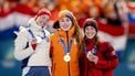 MILAAN - Ragne Wiklund uit Noorwegen, Antoinette Rijpma de Jong en Valerie Maltais uit Canada tijdens de medailleceremonie van de 1500 meter bij het langebaanschaatsen in het Milano Speed Skating Stadium op de Olympische Winterspelen van Milaan. IRIS VAN DEN BROEK / ANP