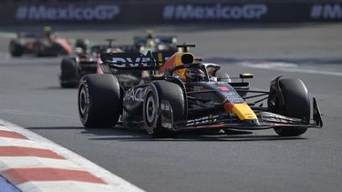 2023-10-29 22:20:16 Red Bull Racing's Dutch driver Max Verstappen leads after the race is re-started during the Formula One Mexico Grand Prix at the Hermanos Rodriguez racetrack in Mexico City on October 29, 2023. 
Alfredo ESTRELLA / AFP