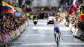 2023-08-06 17:39:04 GLASGOW - Mathieu van der Poel viert zijn wereldtitel na het winnen van de wegrace bij de WK wielrennen. Van der Poel is de eerste Nederlandse wereldkampioen bij de profs sinds Joop Zoetemelk. ANP ROBIN VAN LONKHUIJSEN