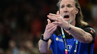 epa11099077 Netherland’s Swedish head coach Staffan Olsson gestures during the EHF Men's EURO 2024 main round handball match between Netherlands and Portugal in Hamburg, Germany, 23 January 2024.  EPA/FABIAN BIMMER