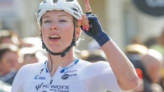 epa11999737 Dutch rider Lorena Wiebes of Team SD Worx - Protime celebrates winning in the Women's Gent-Wevelgem in Flanders Fields, a one-day cycling race over 168.9km from Ypres to Wevelgem, Belgium, 30 March 2025.  EPA/OLIVIER MATTHYS