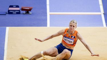 PARIJS - Anouk Vetter in actie op het onderdeel verspringen van de zevenkamp tijdens de olympische atletiekwedstrijden. ANP REMKO DE WAAL