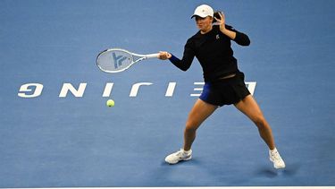 2023-10-08 13:42:33 Poland's Iga Swiatek hits a return to Russia's Liudmila Samsonova during their women’s singles final match of the WTA China Open tennis tournament in Beijing on October 8, 2023. 
PEDRO PARDO / AFP