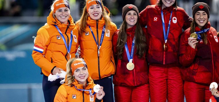 MILAAN - (l-r) Joy Beune, Marijke Groenewoud, Antoinette Rijpma-de Jong op het podium naast team Canada en Japan na afloop van de finale ploegenachtervolging vrouwen bij het langebaanschaatsen in het Milano Speed Skating Stadium op de Olympische Winterspelen van Milaan. SEM VAN DER WAL / ANP