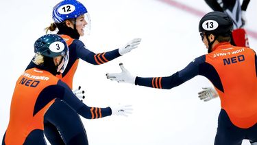 TILBURG - Xandra Velzeboer (NED), Michelle Velzeboer (NED) en Jens van 't Wout (NED) tijdens de finale Mixed team relay, op de laatste dag van de Odido Cup World Tour. In het IJssportcentrum vindt de vijfde wereldbekerwedstrijd shorttrack van dit seizoen plaats. ANP SEM VAN DER WAL