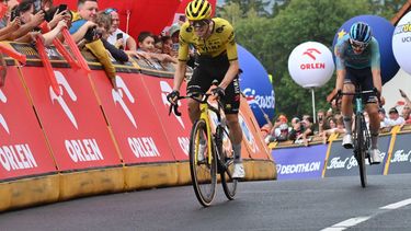 epa13154136 Dutch cyclist Bart Lemmen (L) of Visma–Lease a Bike team wins the fourth stage of the 83rd Tour de Pologne 2026 cycling race over 175,5 km, from Zagan to Karpacz, in Karpacz, Poland, 06 August 2026. Lemmen won ahead of second placed Italia's Christian Scaroni (R) of XDS Astana  EPA/Maciej Kulczynski POLAND OUT