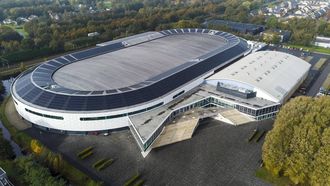HEERENVEEN - Dronefoto van het exterieur van Thialf. Nederlandse topschaatsers hebben in een brief aan de Rijksoverheid gepleit voor een financiele bijdrage van 20 miljoen euro voor het schaatsstadion. Het geld is nodig voor onderhoud en de aanschaf van nieuwe apparatuur in Thialf dat al jaren met financiele problemen kampt. ANP VINCENT JANNINK