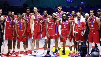 2023-09-10 18:48:12 epa10852331 Canada players react at the awarding ceremony after winning the FIBA Basketball World Cup 2023 third place match between Canada and the USA at the Mall of Asia in Manila, Philippines, 10 September 2023.  EPA/ROLEX DELA PENA