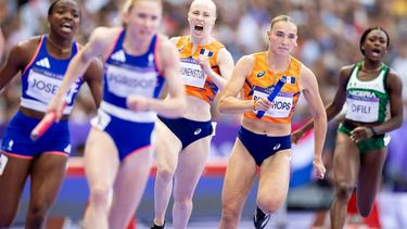 PARIJS - Minke Bisschops en Marije Hunenstijn in actie op de halve finale 4x100 relay tijdens de olympische atletiekwedstrijden. ANP IRIS VAN DEN BROEK