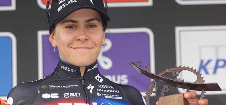 epa12896314 First placed French cyclist Celia Gery of team FDT United smiles on the podium for the women's Brabantse Pijl cycling race over 125.7km from Lennik to Overijse, Belgium, 17 April 2026.  EPA/OLIVIER MATTHYS