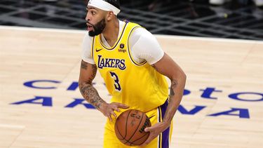 epa11187841 Los Angeles Lakers forward Anthony Davis looks to pass the ball during the second half of the NBA basketball game between the Los Angeles Lakers and the Los Angeles Clippers in Los Angeles, California, USA, 28 February 2024.  EPA/ALLISON DINNER SHUTTERSTOCK OUT