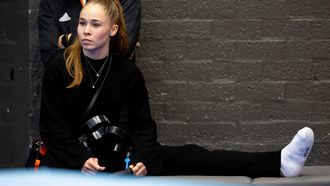 ROTTERDAM - Eythora Thorsdottir in het gips tijdens de Olympische kwalificatiewedstrijd op het NK turnen in Ahoy Rotterdam. De turnster raakte vlak voor het toernooi geblesseerd tijdens een training en ziet daarmee haar Olympische droom vervliegen. ANP IRIS VAN DEN BROEK