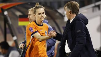 BREDA - (l-r) Vivianne Miedema of Nederland , Nederland  coach Andries Jonker  tijdens de UEFA Nations League vrouwen wedstrijd tussen Nederland (v) en Duitsland (v) in het Rat Verlegh Stadion op 21 februari 2025 in Breda, Nederland. ANP MAURICE VAN STEEN