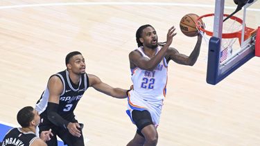 epa12996293 Oklahoma City Thunder guard Cason Wallace (R)shoots against San Antonio Spurs forward/guard Keldon Johnson during Game 5 of the NBA West Conference Finals between Oklahoma City Thunder and San Antonio Spurs in Oklahoma City, USA, 26 May 2026.  EPA/MANUELA SOLDI  SHUTTERSTOCK OUT
