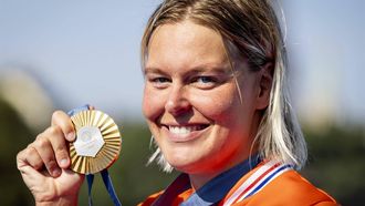 PARIJS - Sharon van Rouwendaal met haar gouden medaille na het openwaterzwemmen in de Seine tijdens de Olympische Spelen. ANP ROBIN VAN LONKHUIJSEN