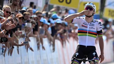 2023-06-17 16:31:12 epa10696807 Remco Evenepoel from Belgium, Soudal-Quick Step team, crosses the finish line to win the seventh stage of the 86th Tour de Suisse UCI World Tour cycling race, a 174 km race from Tuebach to Weinfelden, Switzerland, 17 June 2023.  EPA/GIAN EHRENZELLER