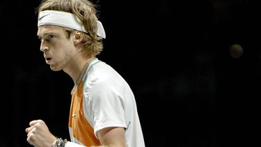 2022-02-11 22:11:52 ROTTERDAM - Andrej Rublev (Rusland) in actie tegen Marton Fucsovics (Hongarije) op dag vijf van het ABN AMRO World Tennis Tournament in Ahoy Rotterdam. ANP SANDER KONING