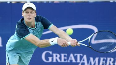 epa11555758 Jannik Sinner of Italy in action against Frances Tiafoe of the United States during the finals of the Cincinnati Open in Mason, Ohio, USA, 19 August 2024.  EPA/MARK LYONS