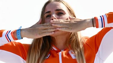 Gold medallist Netherlands' Marit Bouwmeester celebrates on the podium during the award ceremony for the women’s ILCA 6 single-handed dinghy event during the Paris 2024 Olympic Games sailing competition at the Roucas-Blanc Marina in Marseille on August 7, 2024.  
Christophe SIMON / AFP