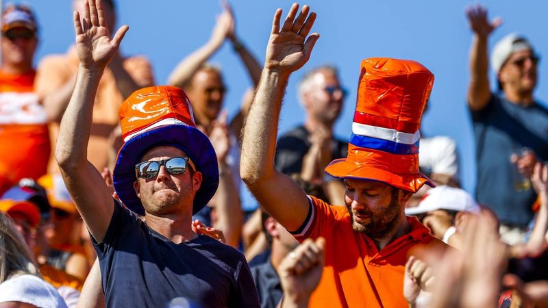 ZANDVOORT - Sfeerbeeld van toeschouwers en Max fans tijdens de kwalificatie voorafgaand aan de F1 Grand Prix van Nederland op het Circuit van Zandvoort op 3 september 2022 in Zandvoort, Nederland. ANP SEM VAN DER WAL