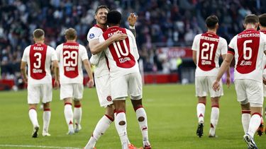 AMSTERDAM - (l-r) Wout Weghorst of Ajax en Chuba Akpom of Ajax vieren de 3-1 tijdens de Nederlandse Eredivisie wedstrijd tussen AFC Ajax Amsterdam en FC Groningen in de Johan Cruijff ArenA op 6 oktober 2024 in Amsterdam, Nederland. ANP MAURICE VAN STEEN