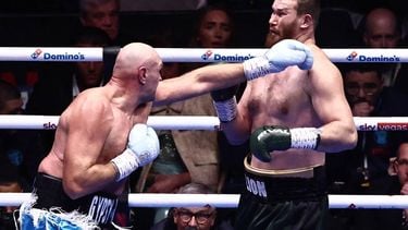 Britain's Tyson Fury (L) throws a jab against Russia's Arslanbek Makhmudov (R) during their heavyweight 'Clash of the Giants' contest at the Tottenham Hotspur stadium in London on April 11, 2026. 
Henry NICHOLLS / AFP