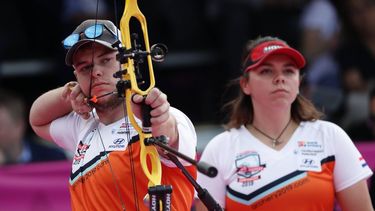 epa06281457 Sanne De Laat (R) and Mike Schloesser (L) of the Netherlands compete during the mixed composite bow competition of the 2017 World Archery Championships in Mexico City, Mexico, 21 October 2017.  EPA/JOSE MENDEZ