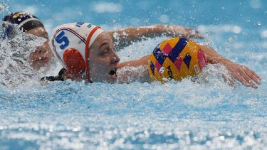 epa11141564 Maartje Keuning of Netherlands in action during the Women's Water Polo match between the Netherlands and China at the FINA World Aquatics Championships in Doha, Qatar, 10 February 2024.  EPA/YURI KOCHETKOV