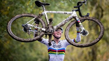 2023-11-01 01:00:00 Dutch rider Fem Van Empel lifts her bike in celebration after winning the women's elite cyclocross race of the Koppenbergcross, the first of eight races in the X2O Badkamers Trophy Cyclocross Competition, in Melden, Oudenaarde, on November 1, 2023. 
JASPER JACOBS / Belga / AFP