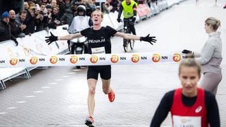 EGMOND AAN ZEE - Lucas Nieuweboer wint de 49e editie van de NN Egmond Halve Marathon. De route van deze hardloopklassieker loopt langs de Noord-Hollandse kust en door het Noordhollands Duinreservaat. ANP RAMON VAN FLYMEN