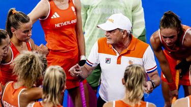 PARIJS - Coach Paul van Ass tijdens de eerste groepswedstrijd van de Nederlandse hockeyvrouwen tegen Frankrijk op de Olympische Spelen. ANP REMKO DE WAAL