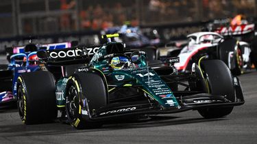 2023-09-17 14:08:03 Aston Martin's Spanish driver Fernando Alonso drives during the Singapore Formula One Grand Prix night race at the Marina Bay Street Circuit in Singapore on September 17, 2023. 
ROSLAN RAHMAN / AFP