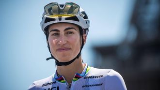 2022-07-24 12:58:48 epa10089708 Trek Segafredo's Elisa Balsamo of Italy during the presentation of the teams before the start of the first stage of the Women's Tour de France 2022 cycling race, over 81.7 km from the Eiffel tower to Champs-Elysees, in Paris, France, 24 July 2022.  EPA/CHRISTOPHE PETIT TESSON
