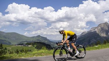 epa13054023 Slovenia cyclist Tadej Pogacar (L) of UAE Team Emirates-XRG, wearing the yellow leaders jersey, in action during the fifth and final stage of the Tour de Suisse cycling race, a 151 km race that starts and finishes in Villars-sur-Ollon, Switzerland, 21 June 2026.  EPA/GIAN EHRENZELLER