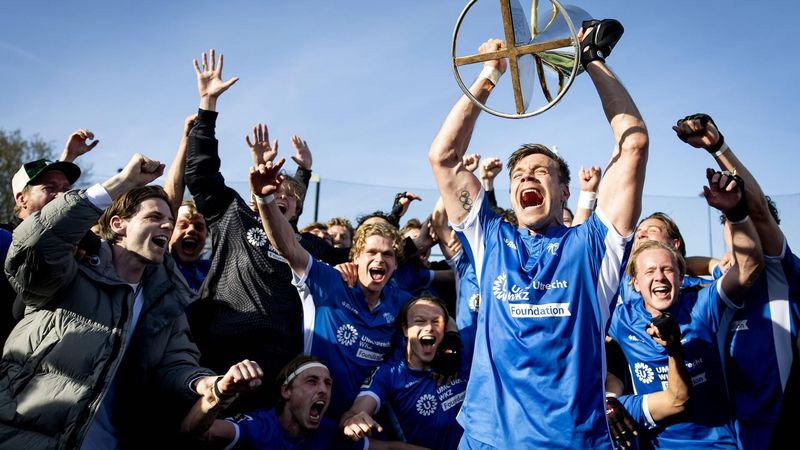 DEN BOSCH - Sander de Wijn van SV Kampong met de beker na de overwinning op Gantoise HC in de finale van de Euro Hockey League. KOEN VAN WEEL / ANP
