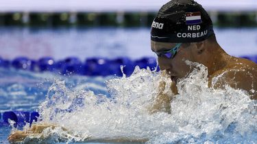 epa12281858 Caspar Corbeau of Netherlands  competes during the Men 4x100m Medley Relay finals at the World Aquatics Championships Singapore 2025 in Singapore, 03 August 2025.  EPA/RUNGROJ YONGRIT