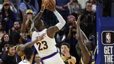 epa11109617 Los Angeles Lakers forward LeBron James (C) is unable to score against the Golden State Warriors in a tie score to force a  double overtime in the NBA basketball game between the Golden State Warriors and the Los Angeles Lakers in San Francisco, California, USA, 27 January 2024.  EPA/JOHN G. MABANGLO SHUTTERSTOCK OUT