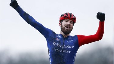 HOOGEVEEN - Joris Nieuwenhuis viert zijn overwinning tijdens de Nederlands kampioenschappen veldrijden (m) op het Hoogeveense Paviljoen Nijstad. ANP BAS CZERWINSKI