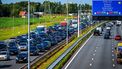 UTRECHT - Verkeer staat vast in de file op de wegen rondom Utrecht. In verband met wegwerkzaamheden en afsluitingen op de A2 en forse drukte lopen de alternatieve routes rond de domstad dicht. De A2 bij Utrecht richting het zuiden is dicht dit weekend, Rijkswaterstaat vervangt onder meer het asfalt daar voor een stillere variant. ANP JOSH WALET