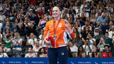 The Netherlands' Chantalle Zidjerveld celebrates on the podium with her gold medal after winning the Women's 100m SB9 Backstroke swimming during the Paris 2024 Paralympic Games at the Paris La Defense Arena in Paris, August 30, 2024. 
Ian RICE / AFP